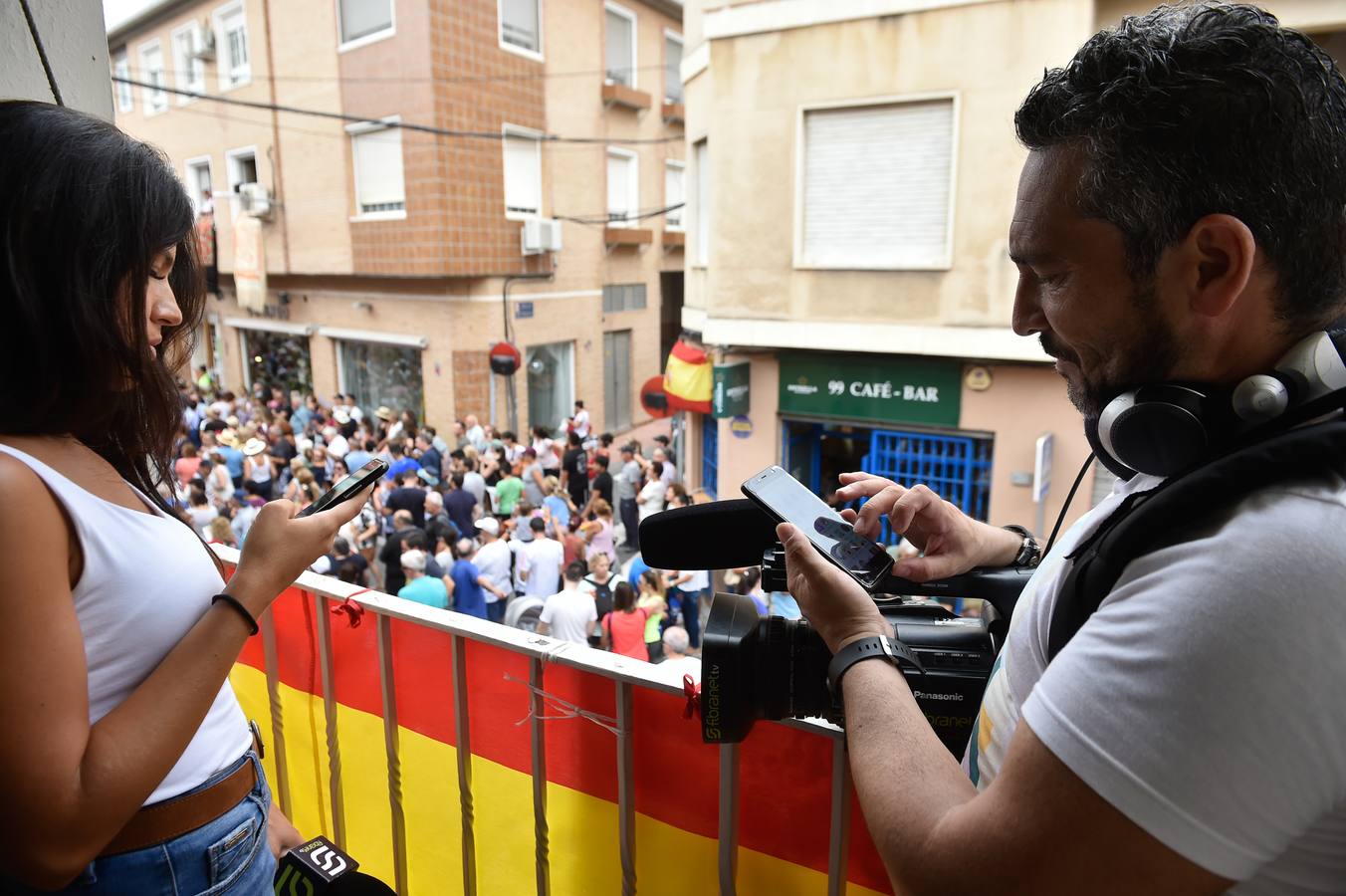 Miles de móviles captaron las imágenes de la romería, en la que no faltaron las flores, las velas, los sombreros, los churros y hasta un helicóptero. 