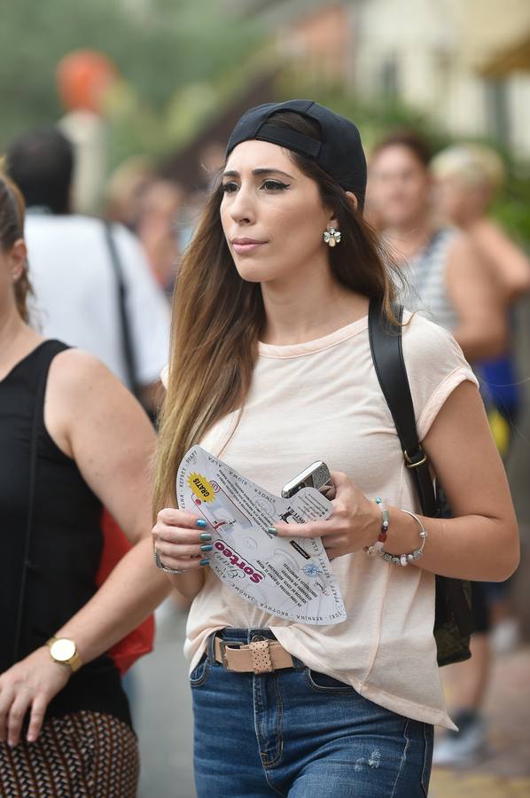 Miles de móviles captaron las imágenes de la romería, en la que no faltaron las flores, las velas, los sombreros, los churros y hasta un helicóptero. 