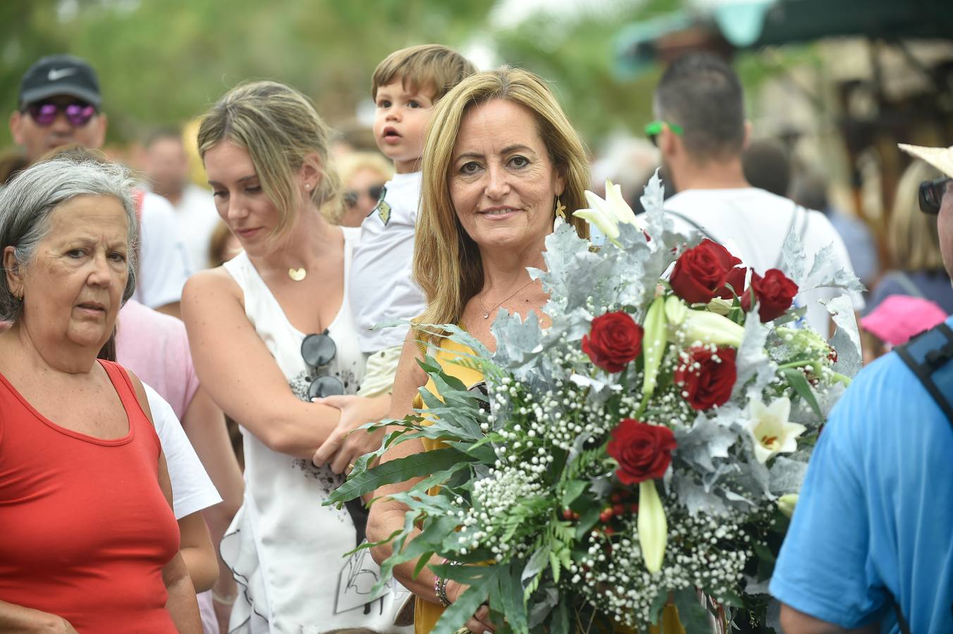 Miles de móviles captaron las imágenes de la romería, en la que no faltaron las flores, las velas, los sombreros, los churros y hasta un helicóptero. 