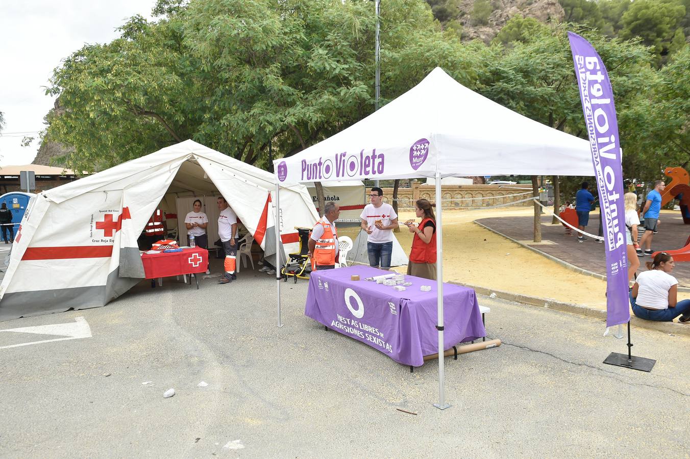 Miles de móviles captaron las imágenes de la romería, en la que no faltaron las flores, las velas, los sombreros, los churros y hasta un helicóptero. 