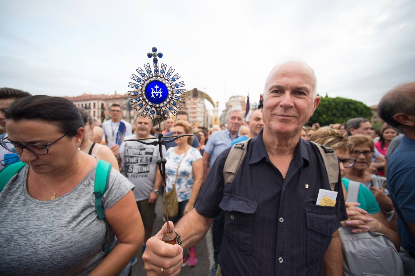 Miles de móviles captaron las imágenes de la romería, en la que no faltaron las flores, las velas, los sombreros, los churros y hasta un helicóptero. 