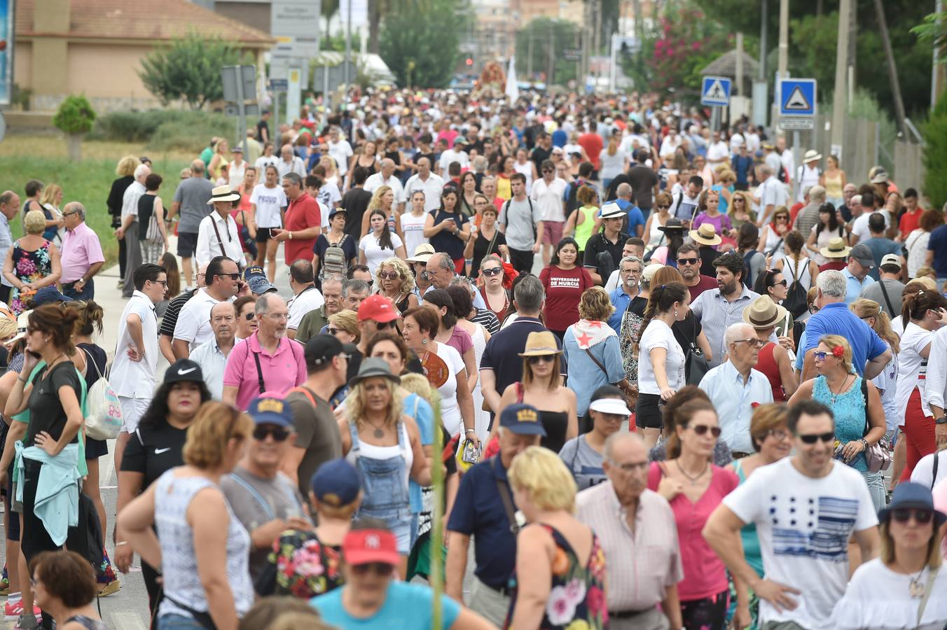 Cientos de miles de fieles desafiaron al mal tiempo para acompañar a la Patrona a su santuario de la Fuensanta.