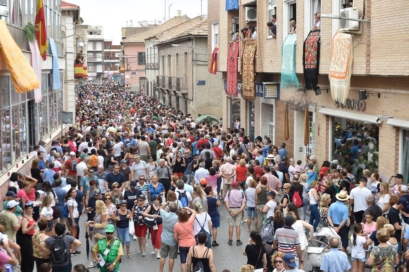 Cientos de miles de fieles desafiaron al mal tiempo para acompañar a la Patrona a su santuario de la Fuensanta.