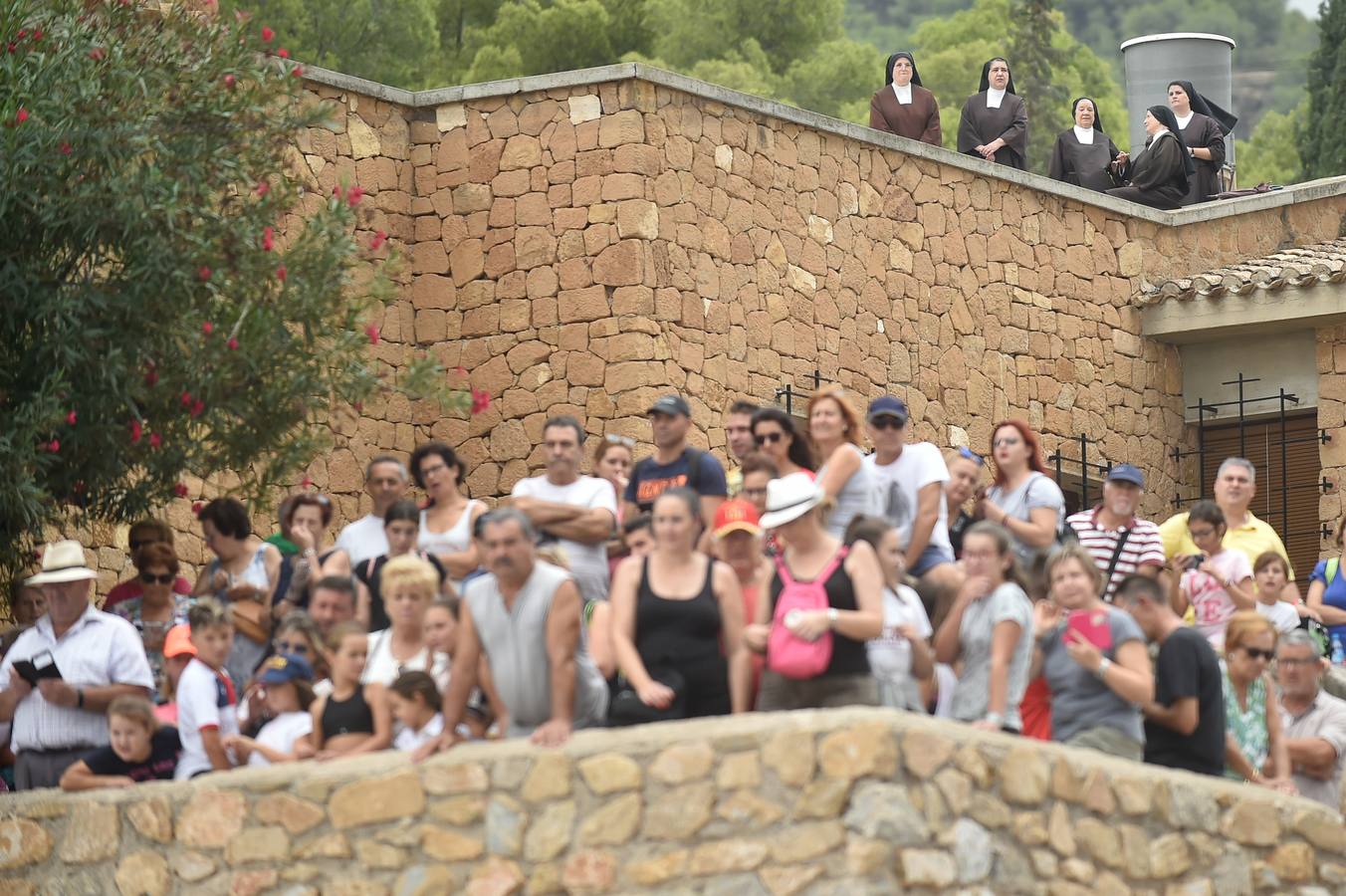 Cientos de miles de fieles desafiaron al mal tiempo para acompañar a la Patrona a su santuario de la Fuensanta.