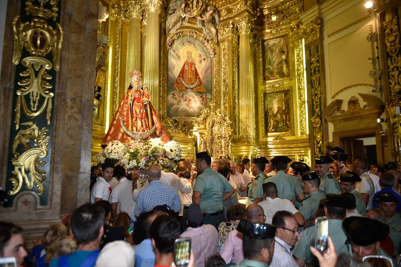 La Patrona de Murcia recorre el camino desde la Catedral hasta su santuario arropada por miles de romeros.