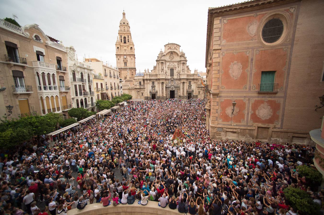 La Patrona de Murcia recorre el camino desde la Catedral hasta su santuario arropada por miles de romeros.
