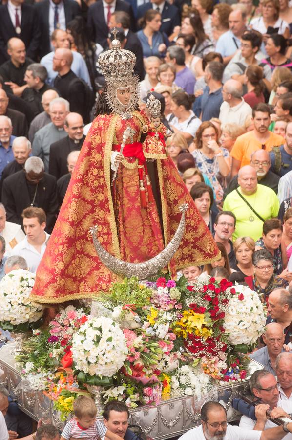 La Patrona de Murcia recorre el camino desde la Catedral hasta su santuario arropada por miles de romeros.