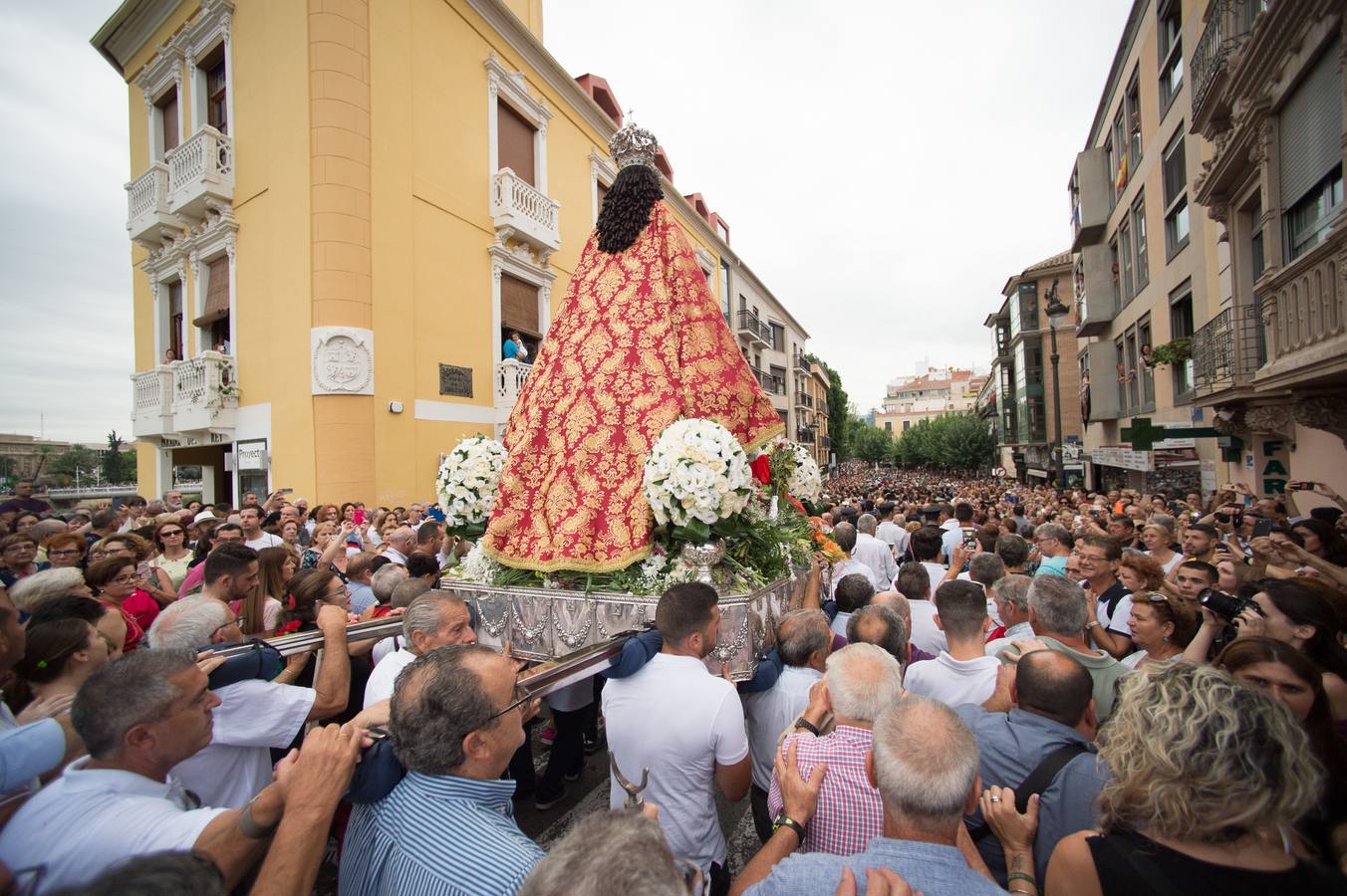 La Patrona de Murcia recorre el camino desde la Catedral hasta su santuario arropada por miles de romeros.