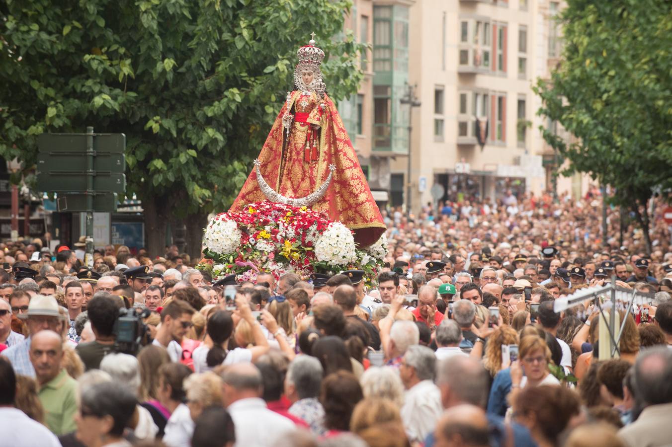 La Patrona de Murcia recorre el camino desde la Catedral hasta su santuario arropada por miles de romeros.