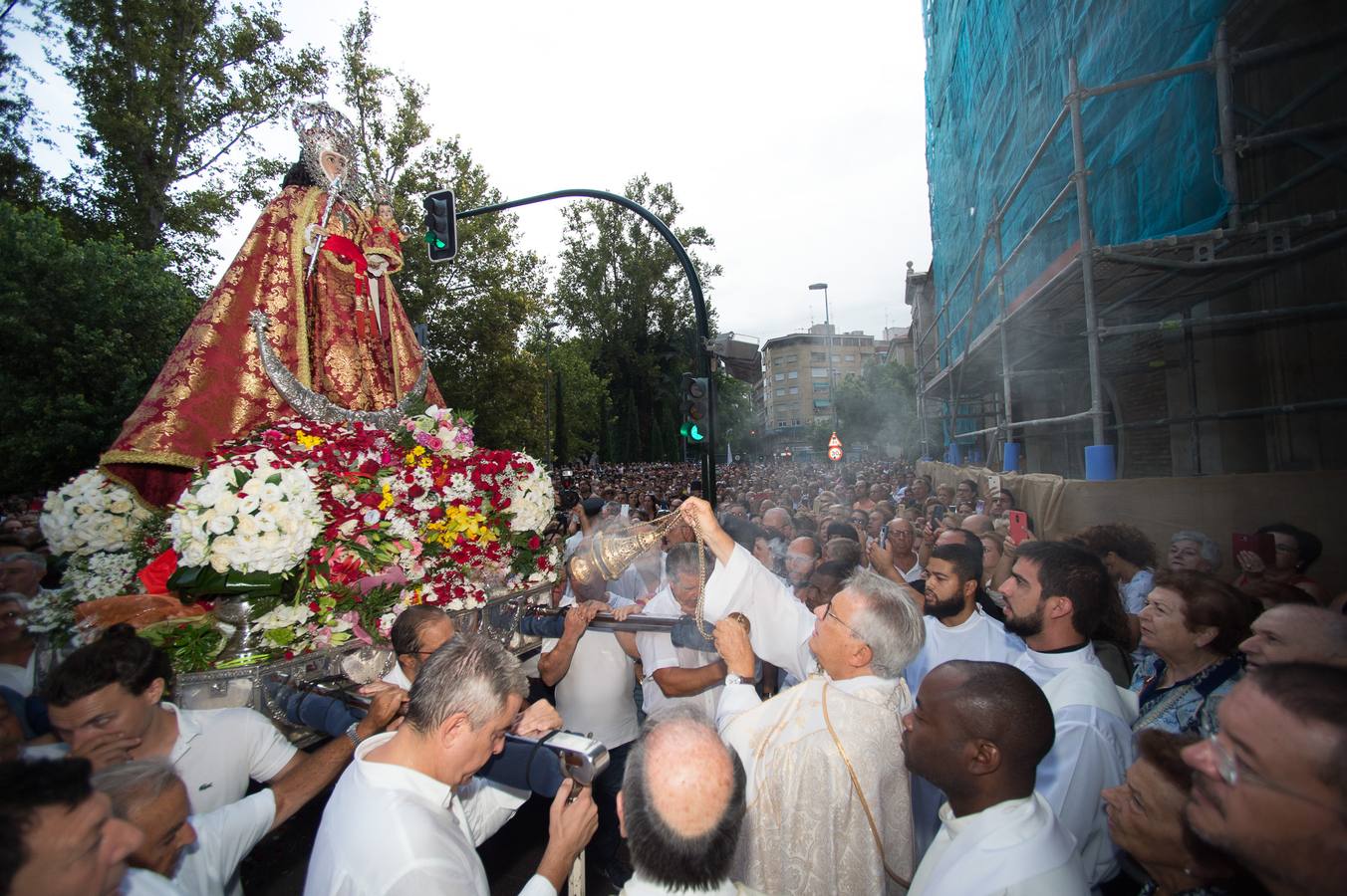 La Patrona de Murcia recorre el camino desde la Catedral hasta su santuario arropada por miles de romeros.