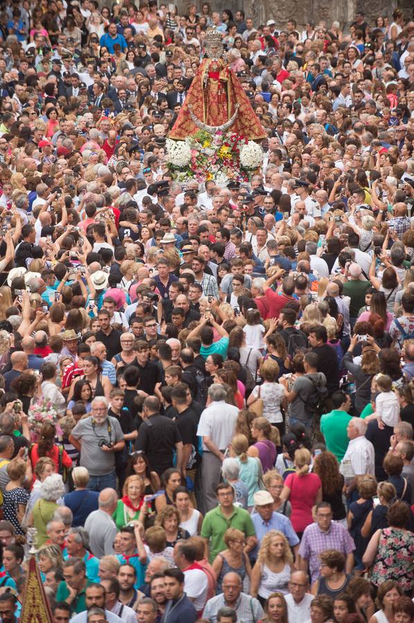 La Patrona de Murcia recorre el camino desde la Catedral hasta su santuario arropada por miles de romeros.