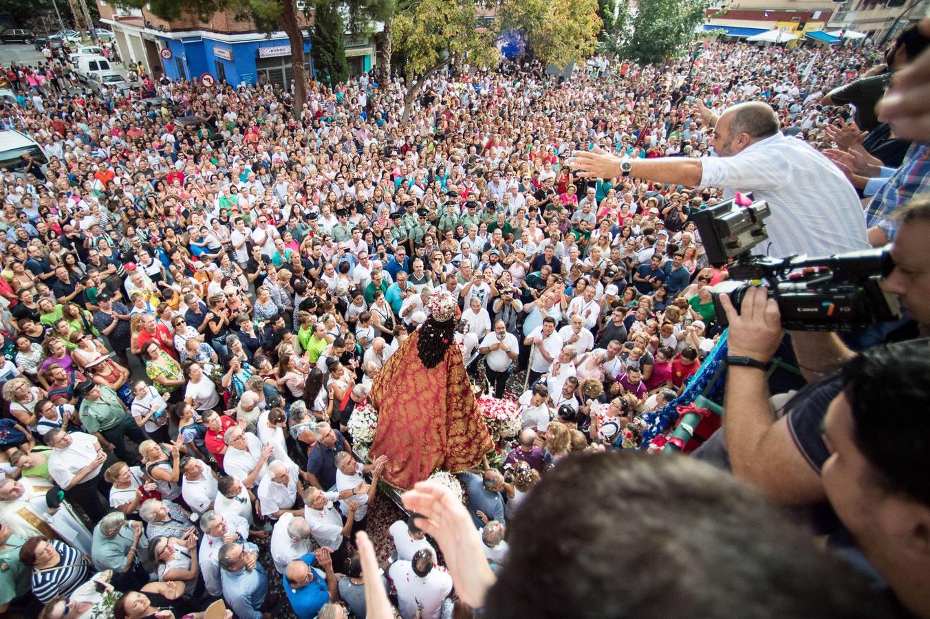 La Patrona de Murcia recorre el camino desde la Catedral hasta su santuario arropada por miles de romeros.