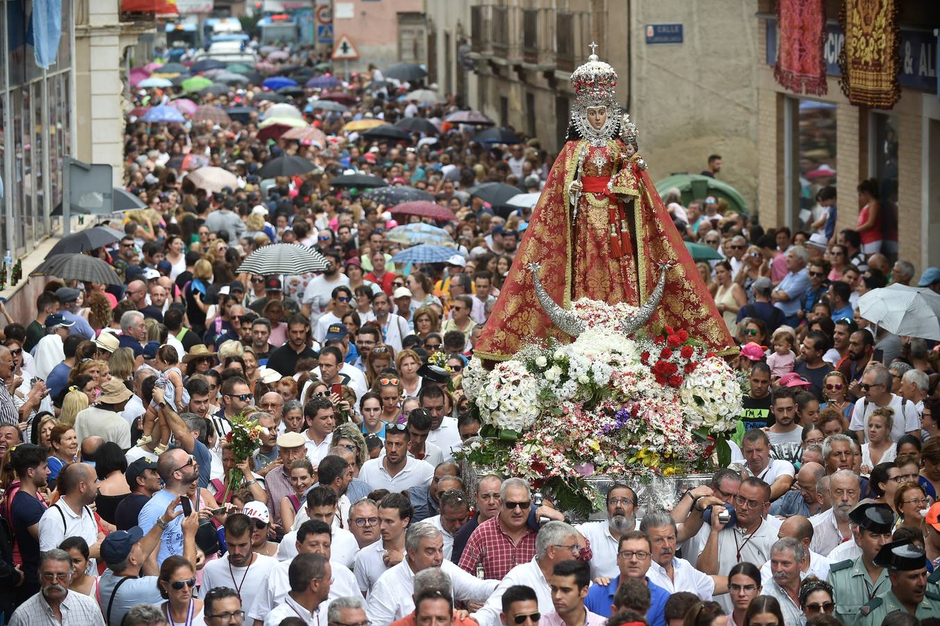 La Patrona de Murcia recorre el camino desde la Catedral hasta su santuario arropada por miles de romeros.