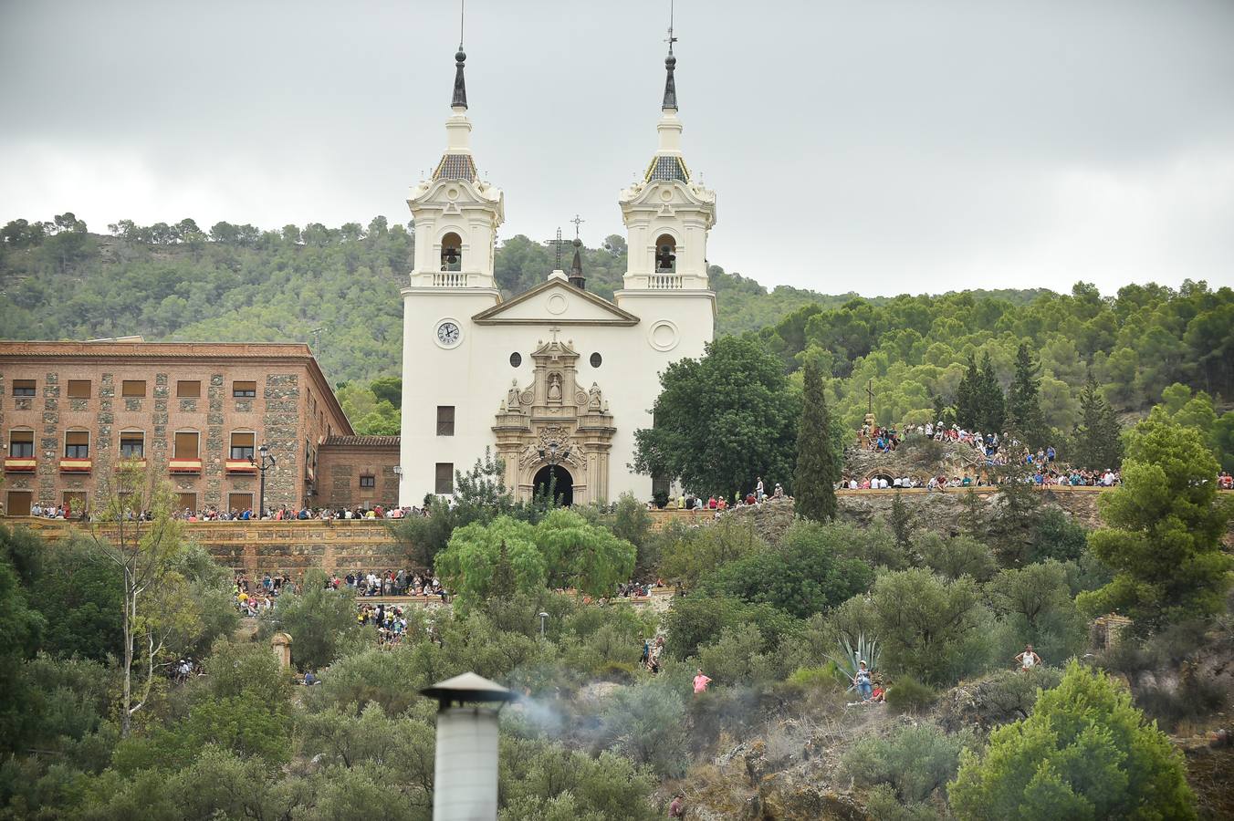 La Patrona de Murcia recorre el camino desde la Catedral hasta su santuario arropada por miles de romeros.