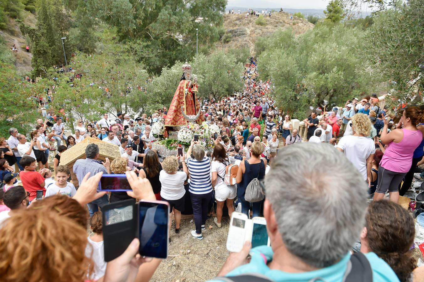 La Patrona de Murcia recorre el camino desde la Catedral hasta su santuario arropada por miles de romeros.