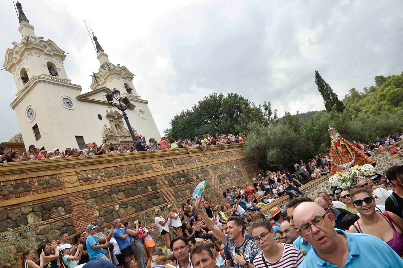 La Patrona de Murcia recorre el camino desde la Catedral hasta su santuario arropada por miles de romeros.