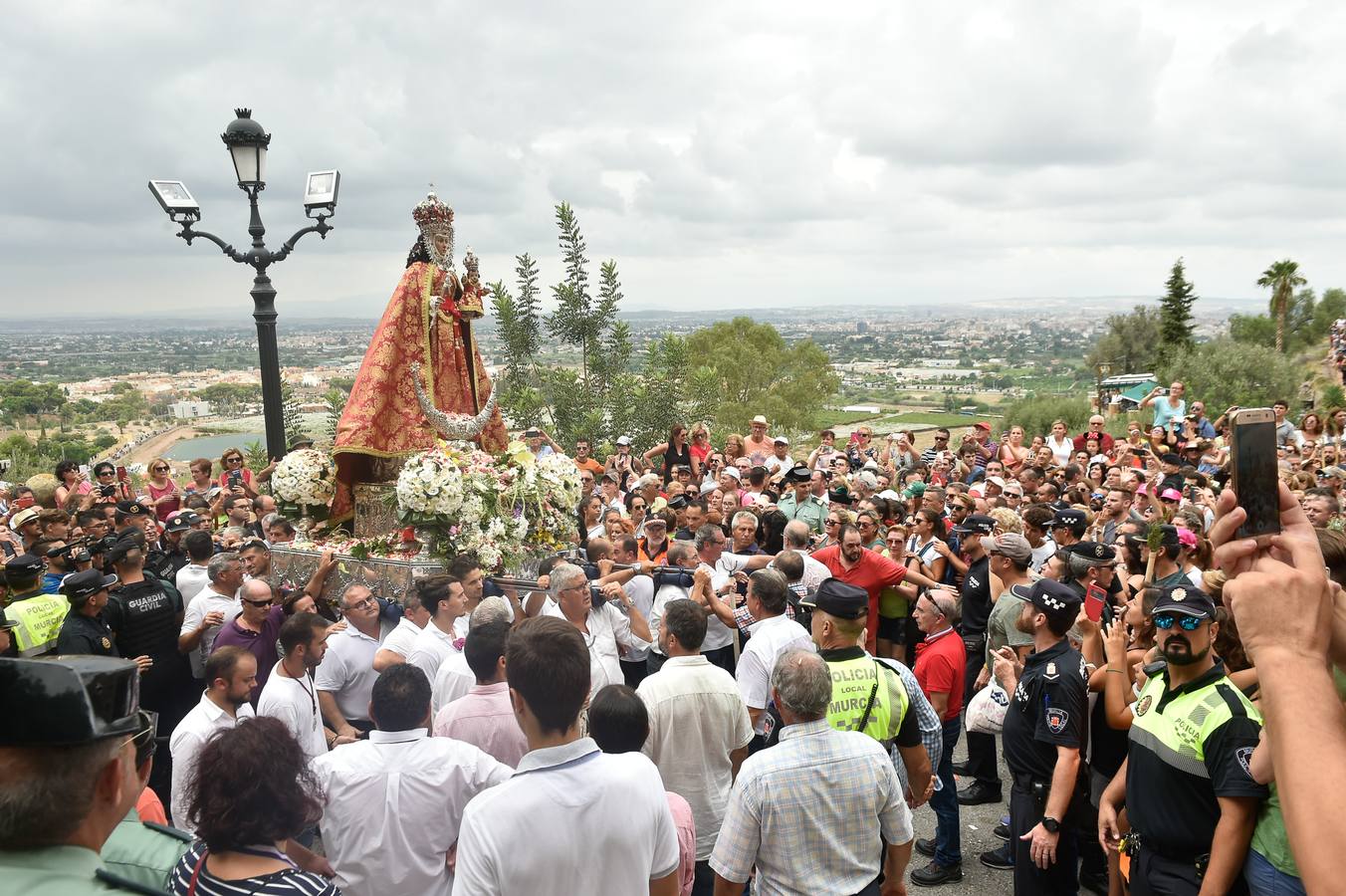 La Patrona de Murcia recorre el camino desde la Catedral hasta su santuario arropada por miles de romeros.