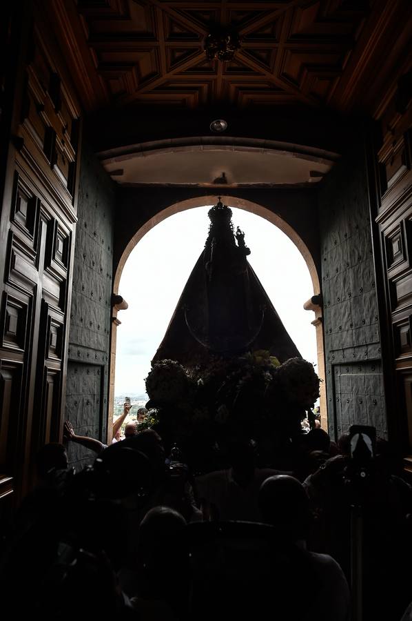 La Patrona de Murcia recorre el camino desde la Catedral hasta su santuario arropada por miles de romeros.