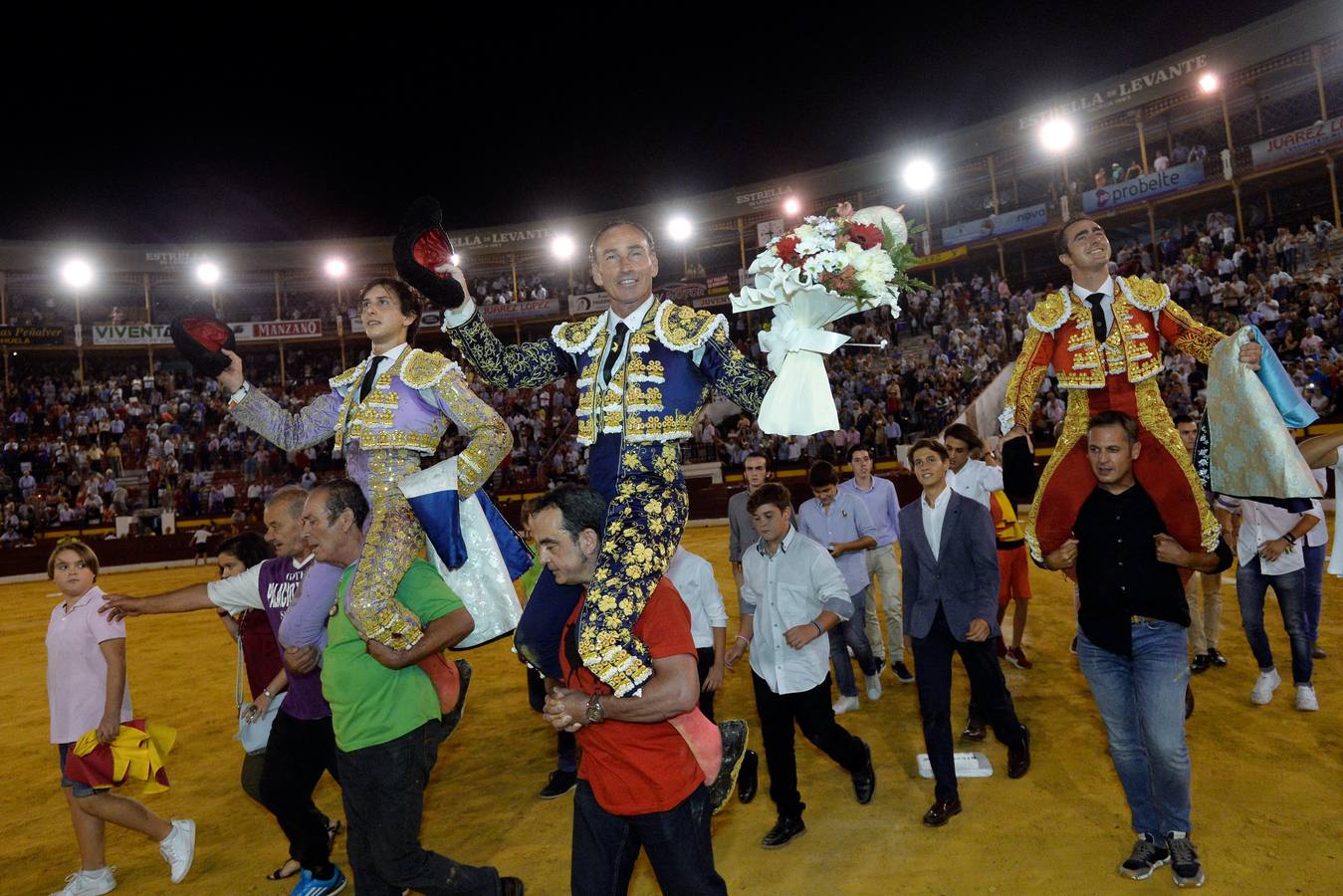 Pepín Liria, El Fandi y Roca Rey han abierto la puerta grande de La Condomina tras repartirse nueve orejas en la última corrida a pie de la prensa