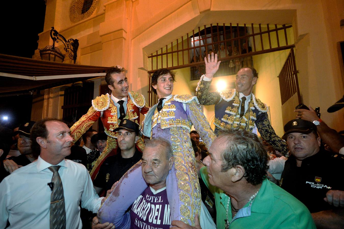 Pepín Liria, El Fandi y Roca Rey han abierto la puerta grande de La Condomina tras repartirse nueve orejas en la última corrida a pie de la prensa