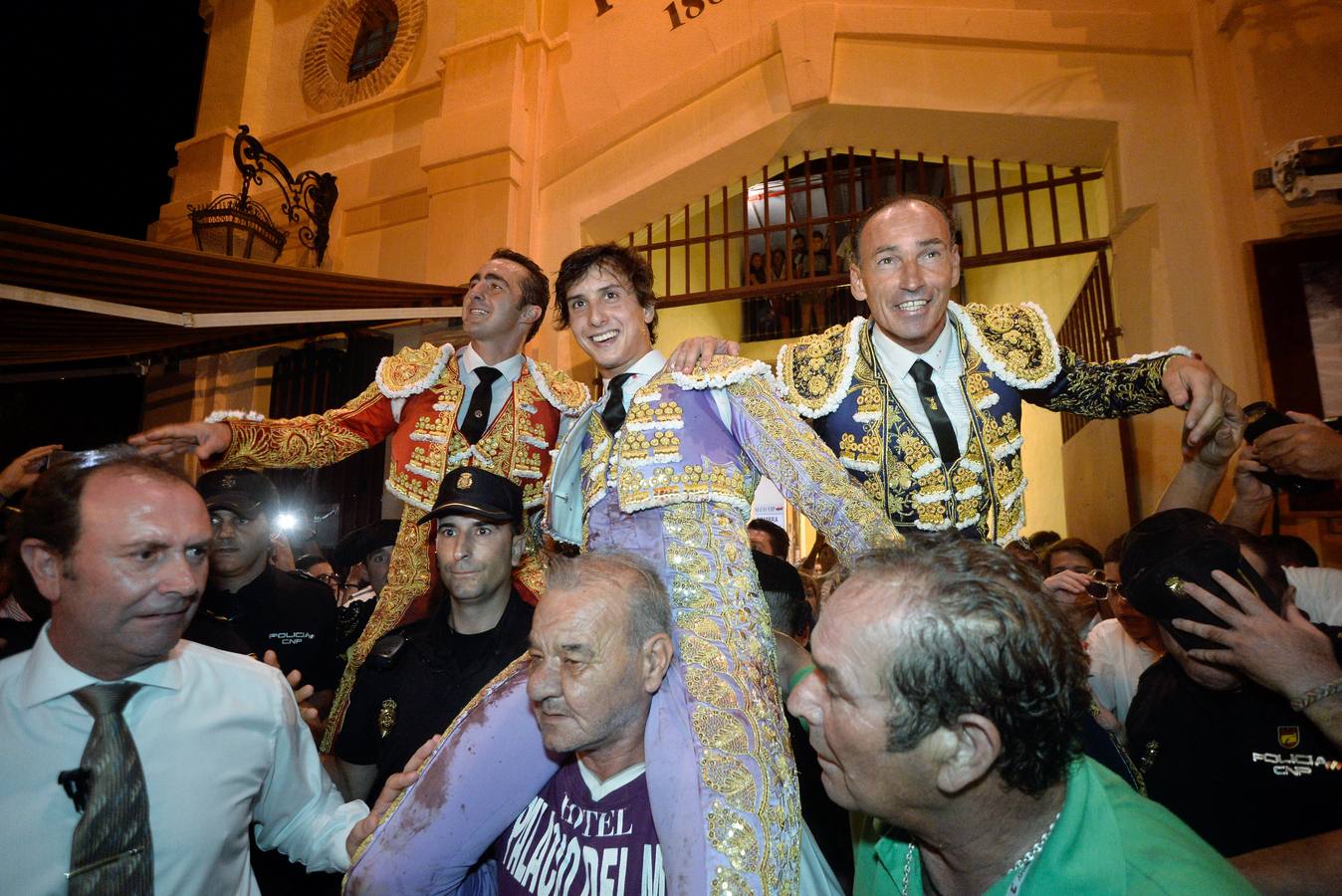 Pepín Liria, El Fandi y Roca Rey han abierto la puerta grande de La Condomina tras repartirse nueve orejas en la última corrida a pie de la prensa