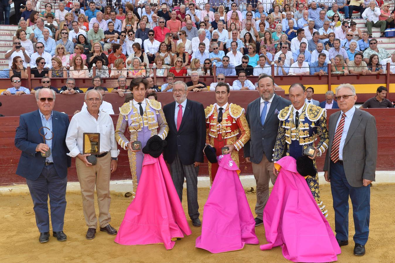 Pepín Liria, El Fandi y Roca Rey han abierto la puerta grande de La Condomina tras repartirse nueve orejas en la última corrida a pie de la prensa