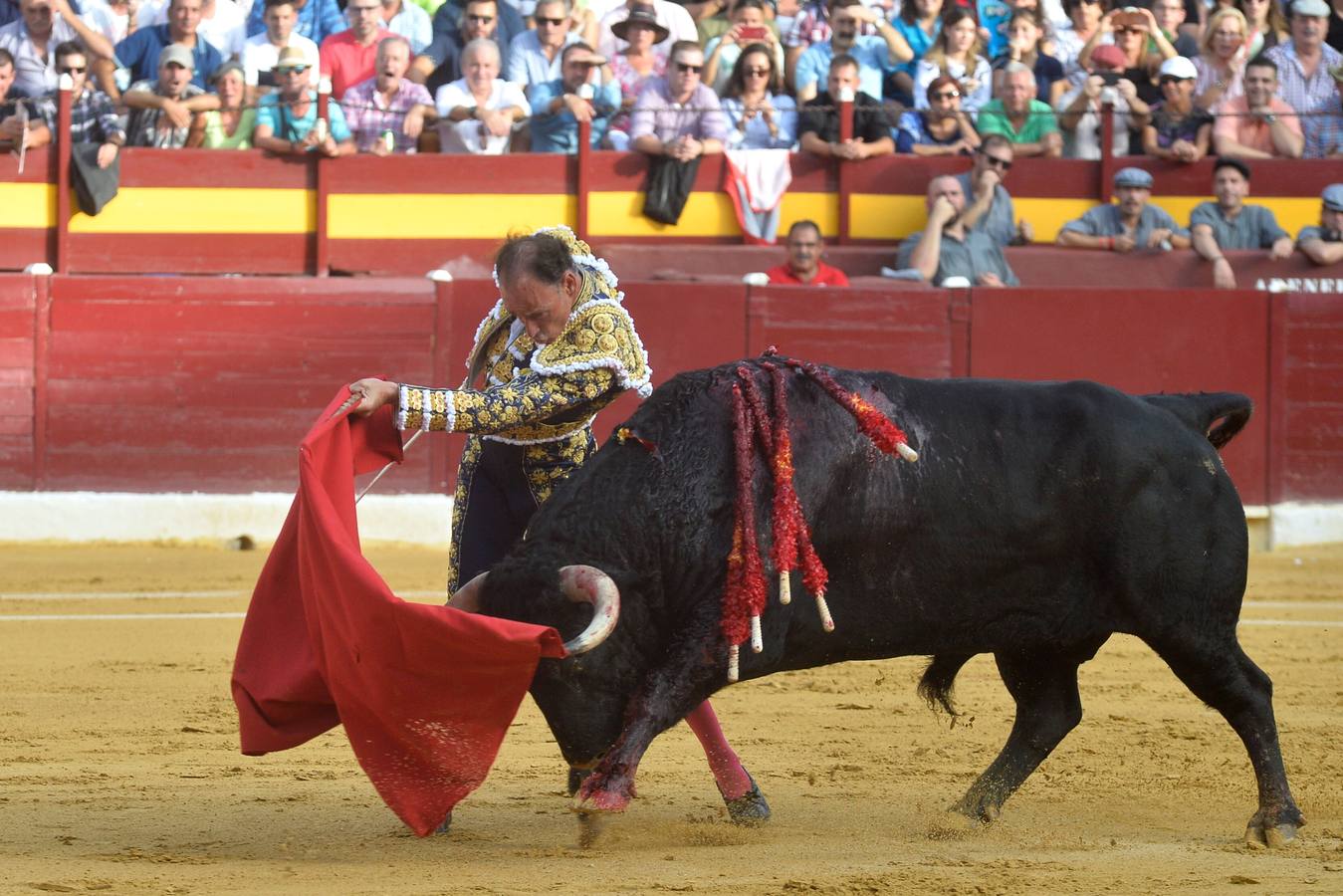 Pepín Liria, El Fandi y Roca Rey han abierto la puerta grande de La Condomina tras repartirse nueve orejas en la última corrida a pie de la prensa