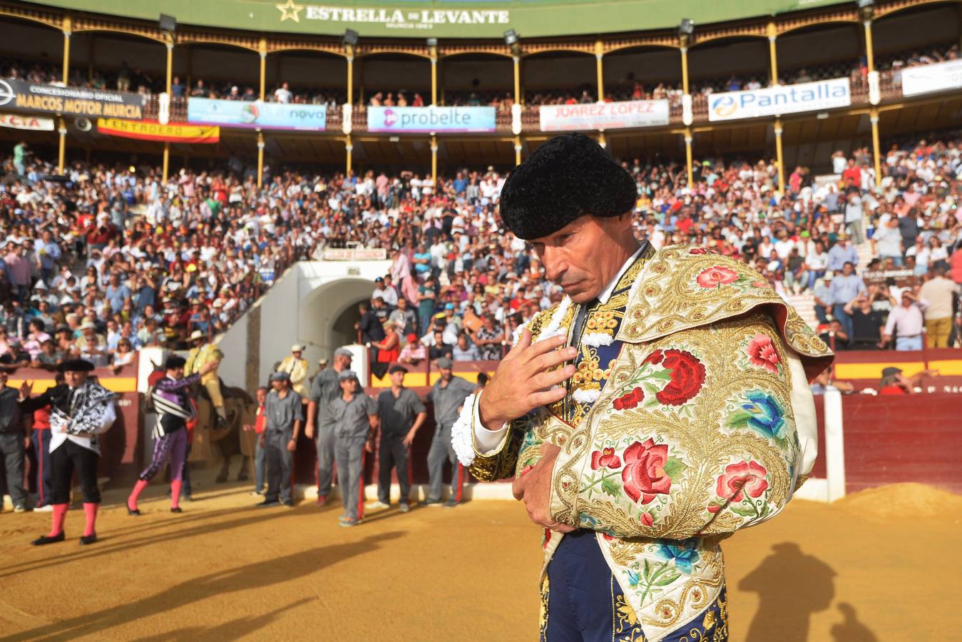 Pepín Liria, El Fandi y Roca Rey han abierto la puerta grande de La Condomina tras repartirse nueve orejas en la última corrida a pie de la prensa