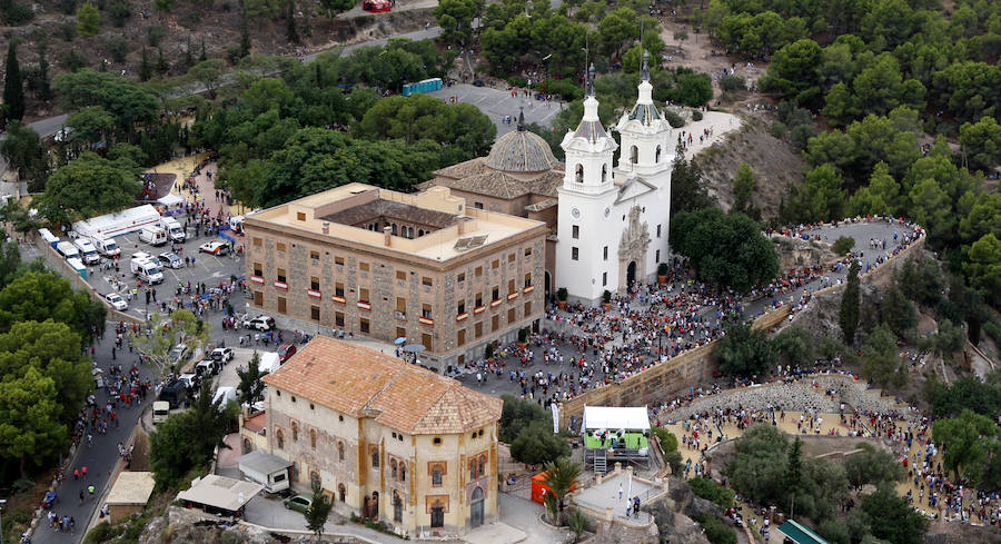 La Policía Nacional ha movilizado el helicóptero EC 135, con base en Valencia, para supervisar desde el aire el itinerario de la Fuensanta 