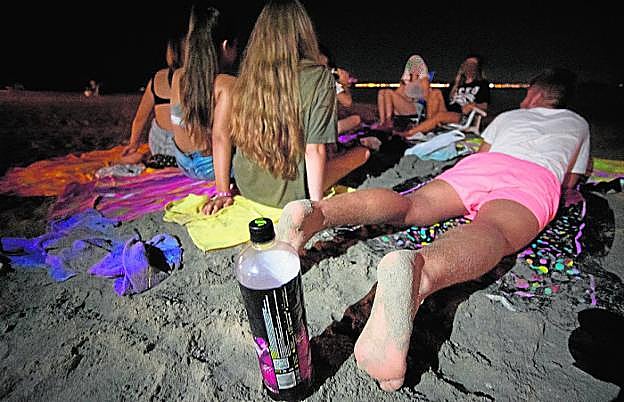 Un grupo de menores consume alcohol en la playa de Los Narejos, el pasado agosto. 