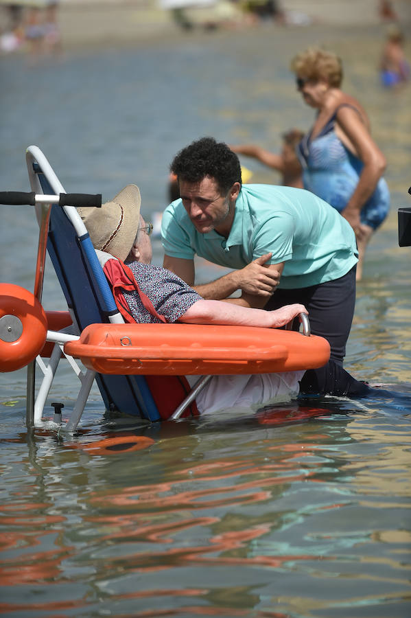 La Fundación Ambulancia del Último Deseo echa a andar en la Región. La iniciativa de un grupo de sanitarios permite a una paciente de 78 años con obesidad mórbida y alto grado de dependencia disfrutar de la playa por primera vez