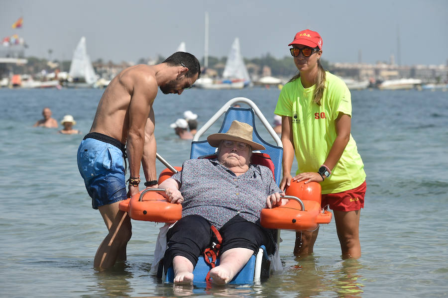 La Fundación Ambulancia del Último Deseo echa a andar en la Región. La iniciativa de un grupo de sanitarios permite a una paciente de 78 años con obesidad mórbida y alto grado de dependencia disfrutar de la playa por primera vez