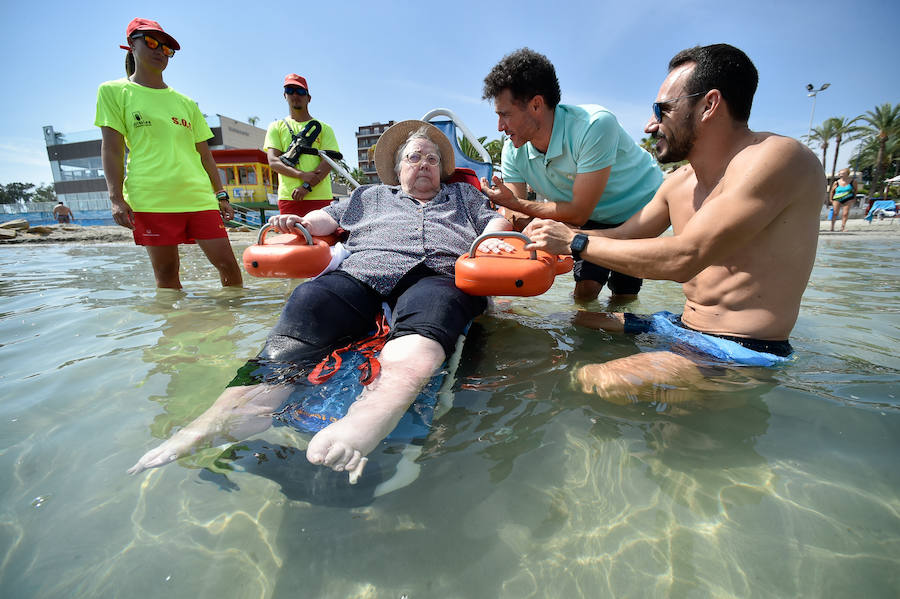 La Fundación Ambulancia del Último Deseo echa a andar en la Región. La iniciativa de un grupo de sanitarios permite a una paciente de 78 años con obesidad mórbida y alto grado de dependencia disfrutar de la playa por primera vez