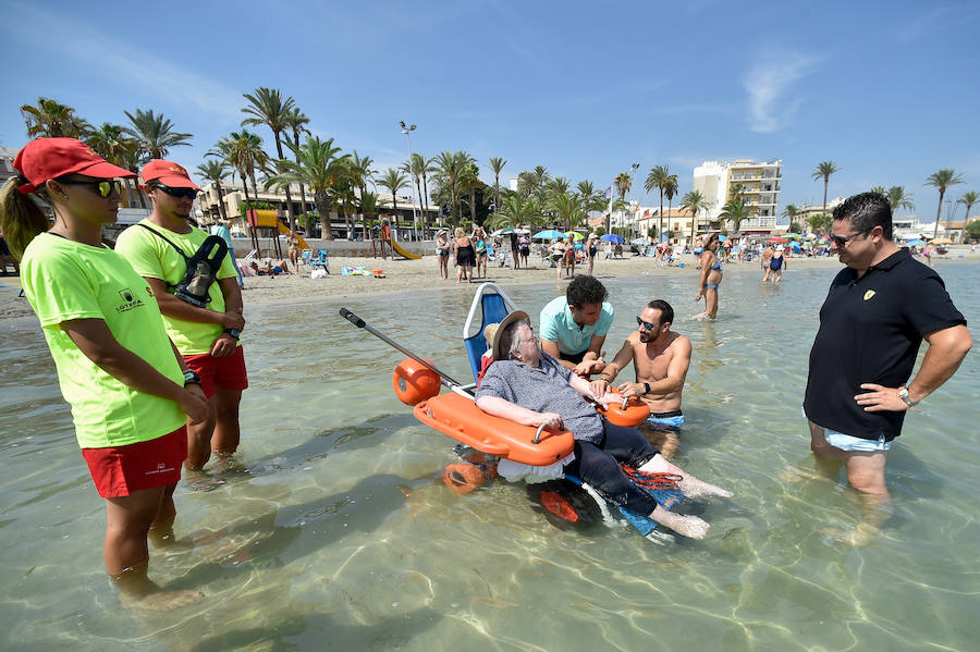 La Fundación Ambulancia del Último Deseo echa a andar en la Región. La iniciativa de un grupo de sanitarios permite a una paciente de 78 años con obesidad mórbida y alto grado de dependencia disfrutar de la playa por primera vez