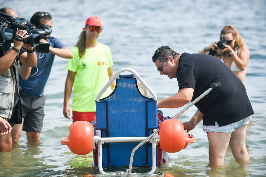 La Fundación Ambulancia del Último Deseo echa a andar en la Región. La iniciativa de un grupo de sanitarios permite a una paciente de 78 años con obesidad mórbida y alto grado de dependencia disfrutar de la playa por primera vez