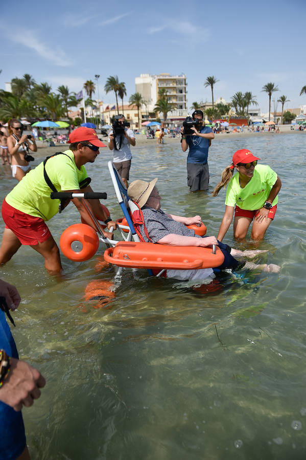 La Fundación Ambulancia del Último Deseo echa a andar en la Región. La iniciativa de un grupo de sanitarios permite a una paciente de 78 años con obesidad mórbida y alto grado de dependencia disfrutar de la playa por primera vez