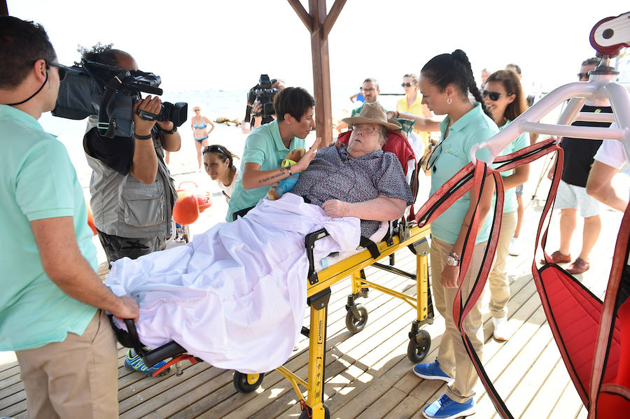 La Fundación Ambulancia del Último Deseo echa a andar en la Región. La iniciativa de un grupo de sanitarios permite a una paciente de 78 años con obesidad mórbida y alto grado de dependencia disfrutar de la playa por primera vez