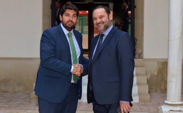 Fernando López Miras y José Luis Ábalos, tras la reunión mantenida este jueves en el Palacio de San Esteban. 