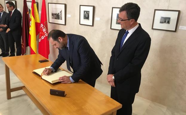 El ministro de Fomento, José Luis Ábalos, firma en el libro de honor del Ayuntamiento de Murcia ante la mirada del alcalde de Murcia, José Ballesta. 