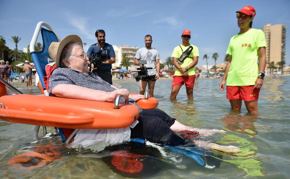 Ana Díaz disfruta de la playa Barnuevo de Santiago de la Ribera.