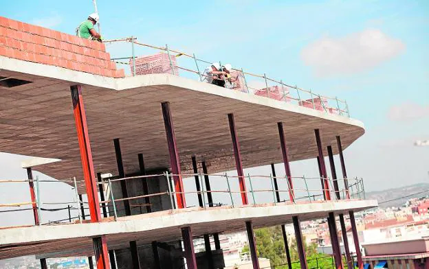 Operarios trabajando, ayer, en la terraza del futuro pabellón oncohematológico. 