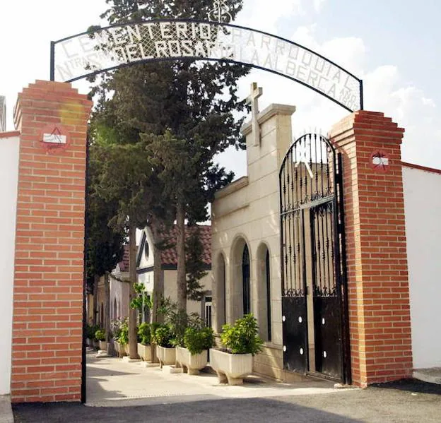 La entrada al cementerio de La Alberca. 