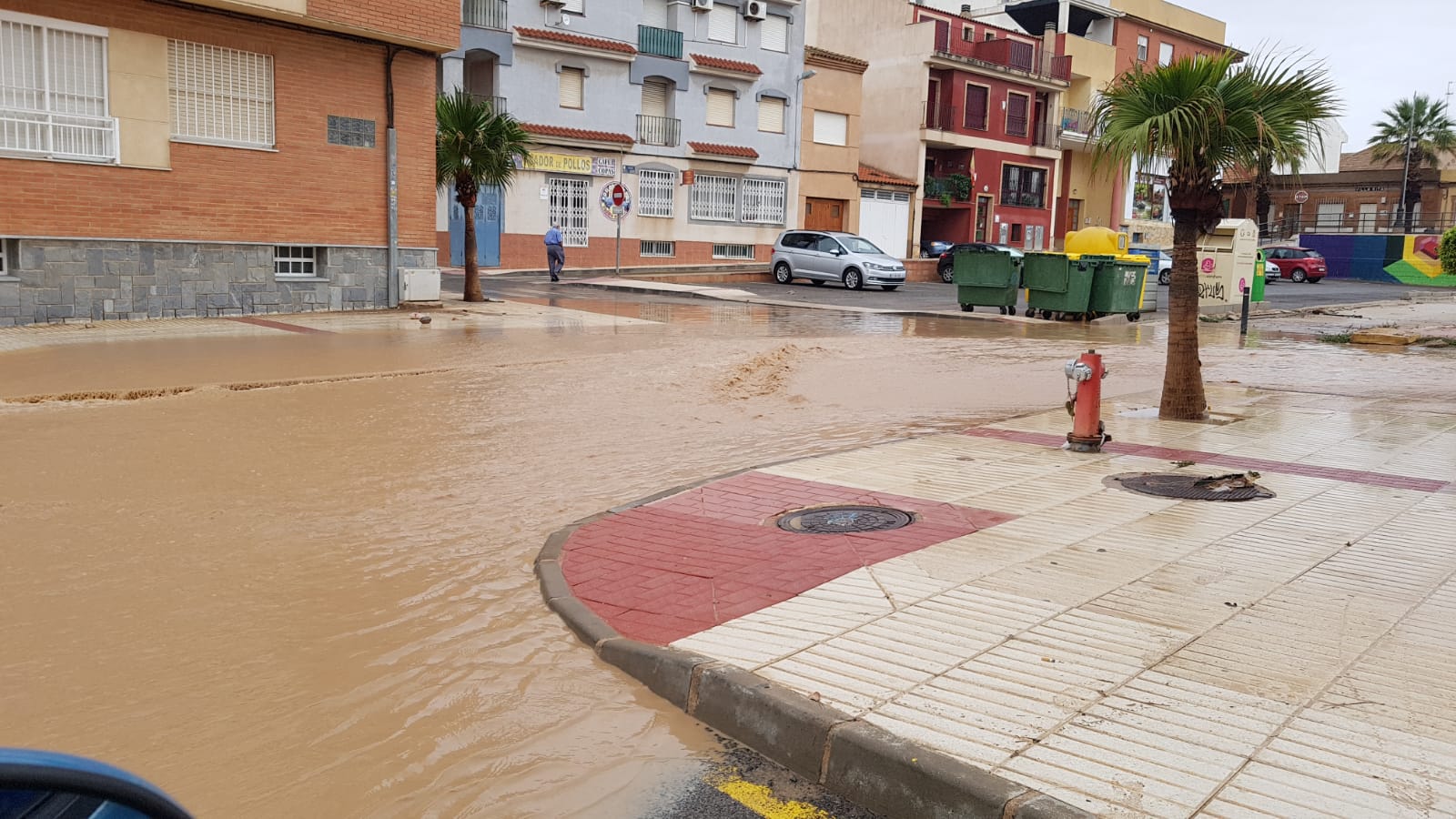 La rambla donde se celebran las peńas huertanas en Los Alcázares, desbordada.