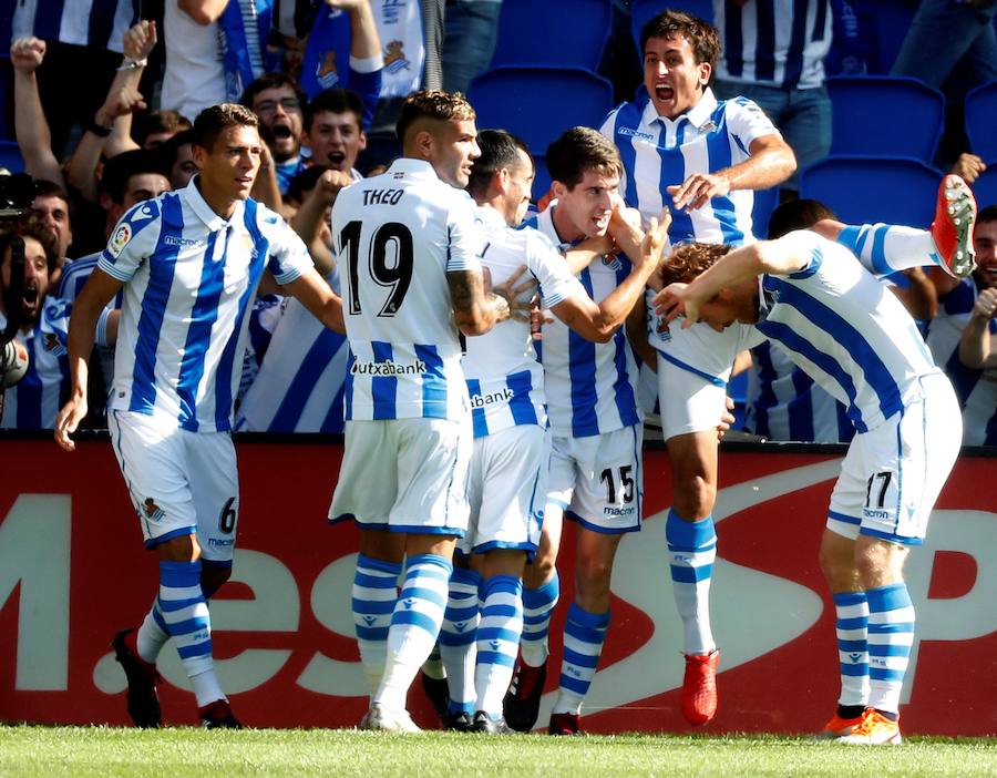 El conjunto azulgrana se llevó los tres puntos en Anoeta, tras un partido en el que la Real Sociedad comenzó adelantándose pero en el que el Barcelona se impuso gracias a los goles de Luis Suárez y Dembélé