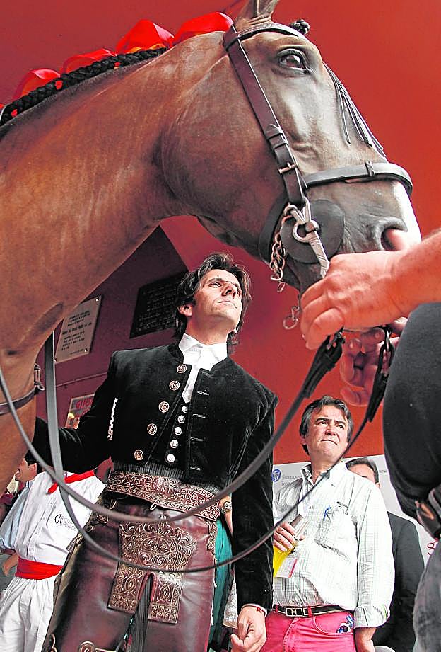 Diego Ventura, tras su caballo, en la plaza de Gijón. 