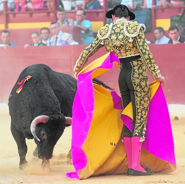 Marcos, durante su faena con el capote. 