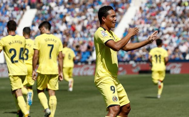 El delantero del Villarreal Carlos Bacca celebra su gol.