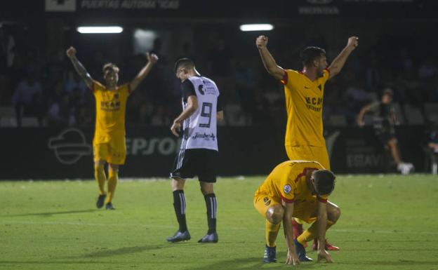 Jugadores del UCAM celebrando la victoria en el Cartagonova.