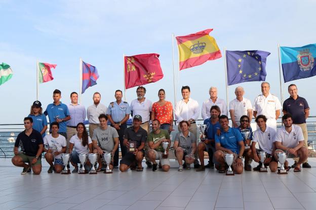 Autoridades y premiados, ayer, en el RCR de Santiago de la Ribera. 