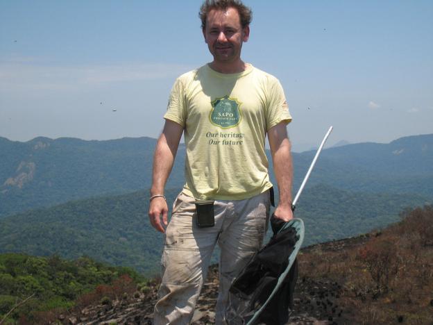 Monte Mabu. El británico Julian Bayliss, armado con un cazamariposas, explora el primero de sus hallazgos en Mozambique. 